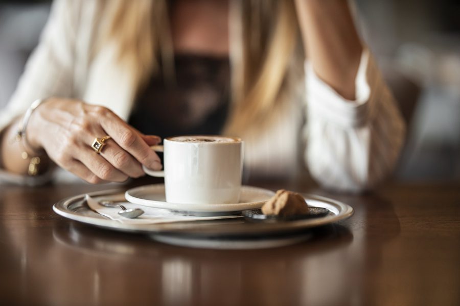 Cappuccino ciasto z biszkoptami: Kulinarna rozkosz dla miłośników kawy i słodkości